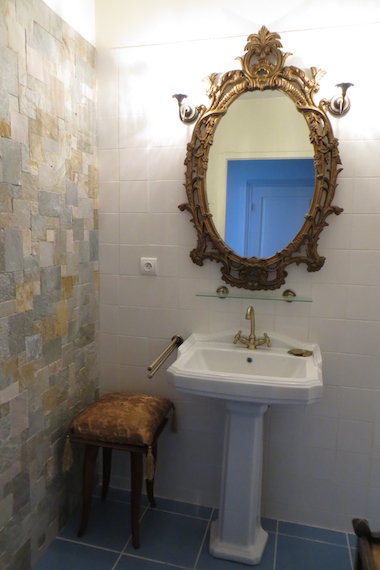 Room with classic bathroom