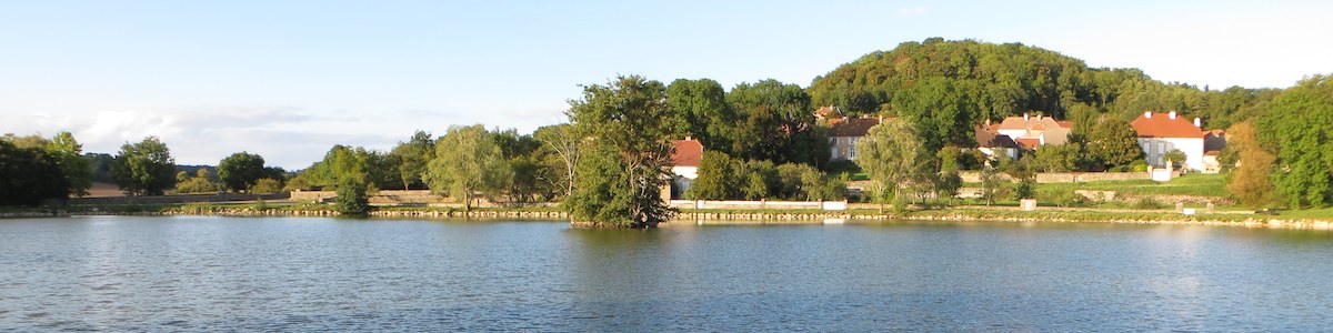 Foto van het meer bij Montsaugeon